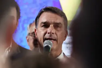 Flávio Bolsonaro move ação no TSE contra campanha de Lula 7 flavio 8 910x568.jpg