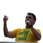 Flávio Bolsonaro declara que Brasil vive uma "guerra espiritual" em evento evangélico 4 flavio bolsonaro 1