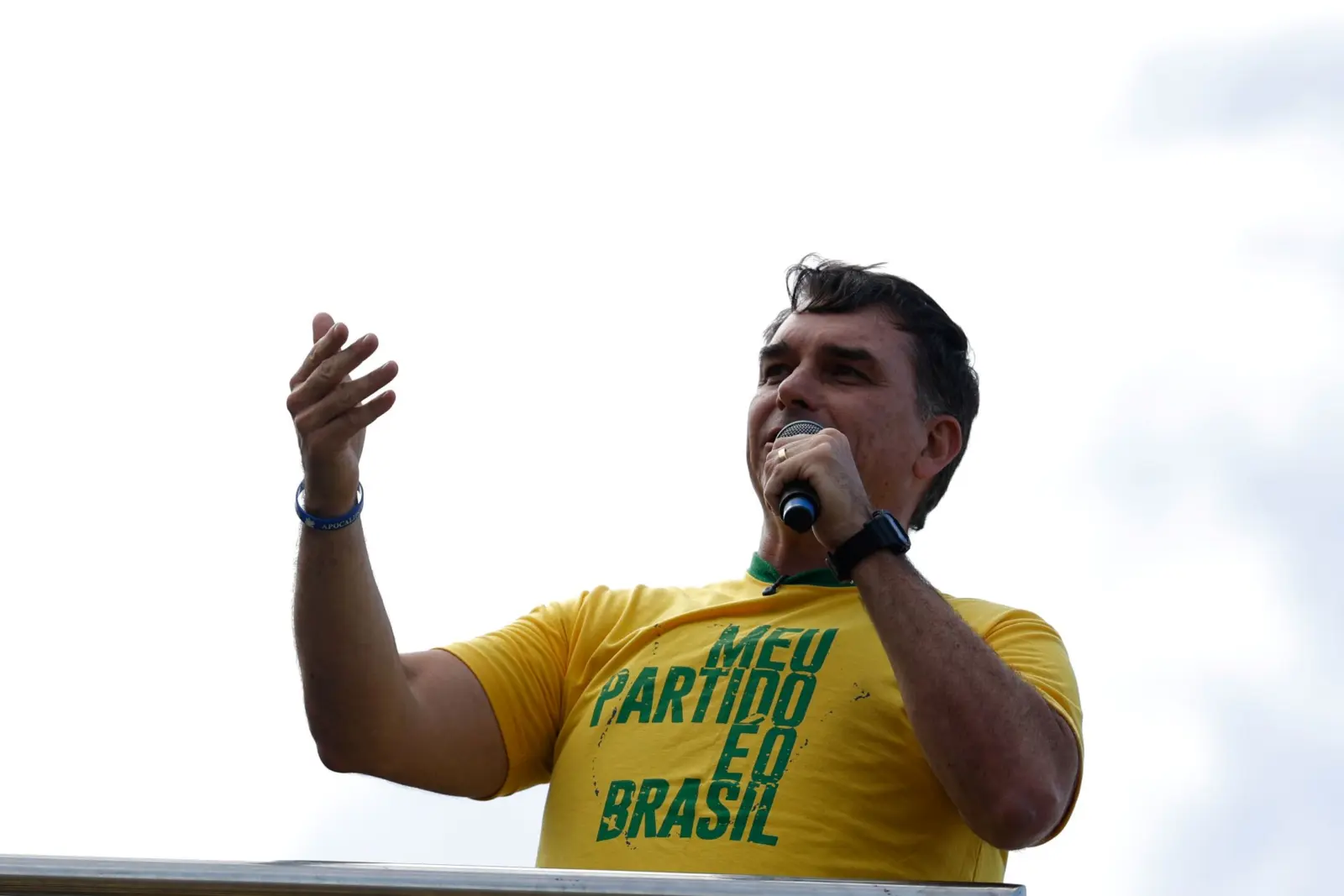 Flávio Bolsonaro declara que Brasil vive uma "guerra espiritual" em evento evangélico 1 flavio bolsonaro 1 scaled