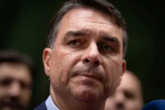 Flávio Bolsonaro critica liberação de canal no WhatsApp e aponta complacência com fake news 8 flavio bolsonaro 2