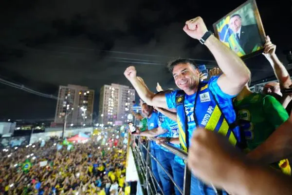 Flávio Bolsonaro atrai grande público em comício em Fortaleza (CE) 1 flavio bolsonaro 2.jpg