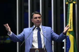 Flávio Bolsonaro solicita renúncia de Moraes após decisão sobre Eduardo 4 flavio bolsonaro