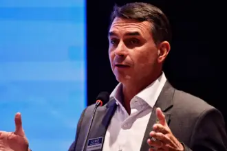 Flávio Bolsonaro busca alternativas legais para contestar condenações da família 6 flavio bolsonaro 6