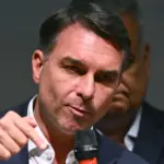 Flávio Bolsonaro propõe emenda para acabar com reeleição e aumentar mandato para 5 anos 4 flavio bolsonaro foto andre borges efe 3