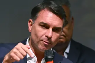 Flávio Bolsonaro propõe emenda para acabar com reeleição e aumentar mandato para 5 anos 7 flavio bolsonaro foto andre borges efe 3