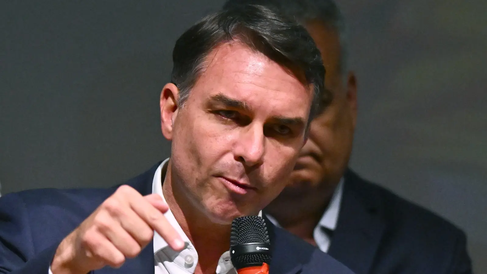 Flávio Bolsonaro propõe emenda para acabar com reeleição e aumentar mandato para 5 anos 1 flavio bolsonaro foto andre borges efe 3