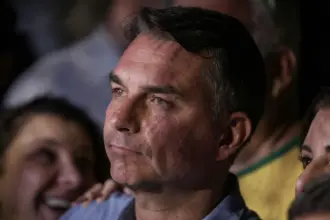Flávio Bolsonaro, dos EUA, prevê crise política e possível antecipação do fim do governo Lula 6 flavio bolsonaro fuga eua 1