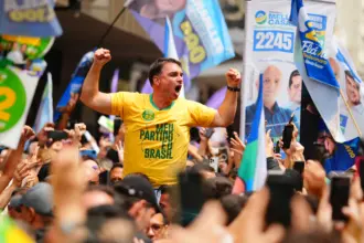 Flávio Bolsonaro lidera e se destaca como favorito no segundo turno contra Lula 6 flavio bolsonaro primeiro turno