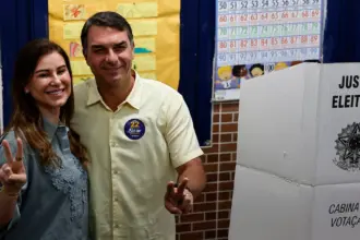 Flávio Bolsonaro vota no Rio e defende mudanças no governo atual 8 flavio bolsonaro voto 25 10 2026 foto andre coelho efe