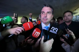Flávio Bolsonaro anuncia desistência de debate da TV Globo devido a "censura" do TSE 5 flavio debate