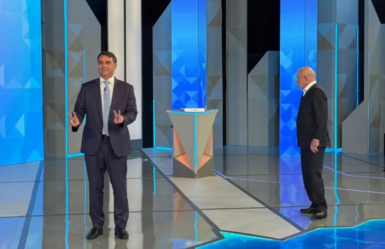 Flávio Bolsonaro se destaca entre independentes no debate da TV Globo 1 flavio e lula debate da tv globo 1.jpg