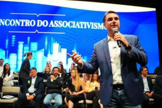 Flávio Bolsonaro planeja 500 mil novas vagas em presídios, inspirado em El Salvador 6 flavio encontro agro 910x568.jpg
