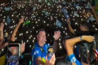 Flávio Bolsonaro busca apoio da comunidade LGBT durante ato em Fortaleza 8 flavio fortaleza.jpg