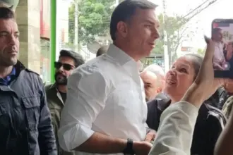 Lula conquista quatro cidades, mas Flávio Bolsonaro cresce no Grande ABC 5 flavio no abc 910x568.jpg