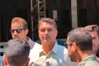 Flávio Bolsonaro se reúne com prefeitos do Rio e desmente rumores sobre Bolsa Família 7 flavio no rj 910x568.jpeg