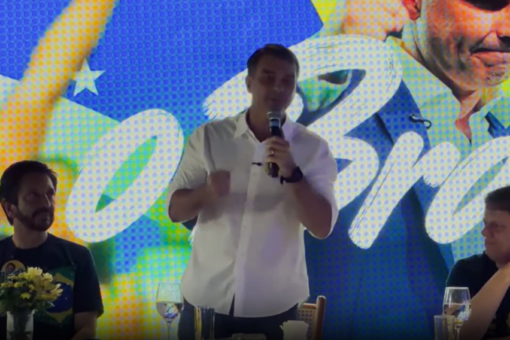 Flávio Bolsonaro promete manter programas sociais e encerrar governo Lula 8 flavio promete enquadrar faccoes na lei antiterrorismo e encerrar era lula 910x568.png