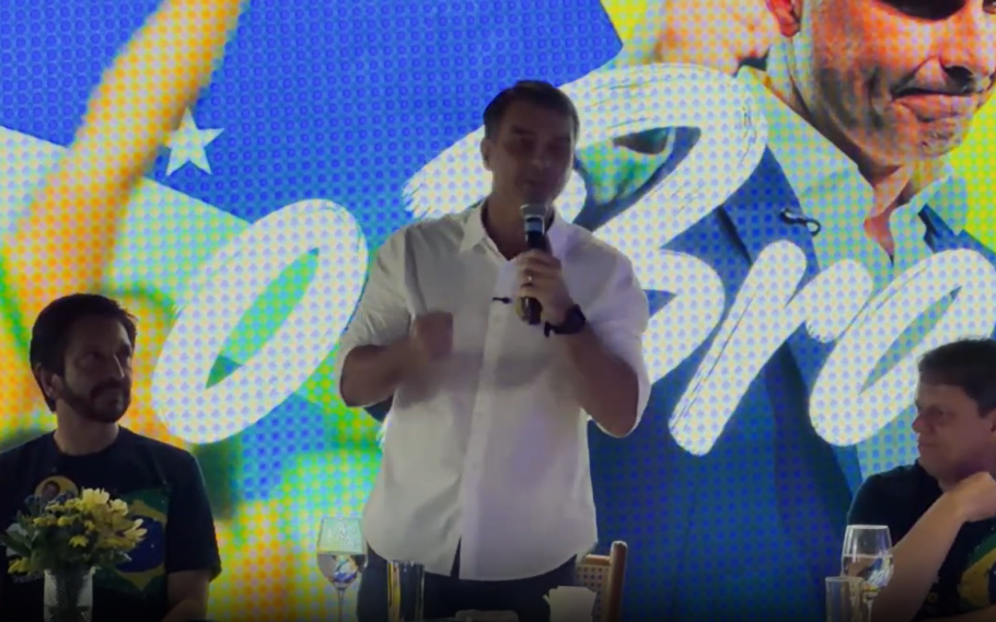 Flávio Bolsonaro promete manter programas sociais e encerrar governo Lula 1 flavio promete enquadrar faccoes na lei antiterrorismo e encerrar era lula