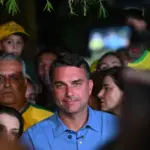Flávio Bolsonaro busca ampliar apoio político no 2º turno após vitória no 1º turno 3 flavio segundo turno