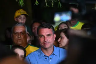 Flávio Bolsonaro busca ampliar apoio político no 2º turno após vitória no 1º turno 4 flavio segundo turno
