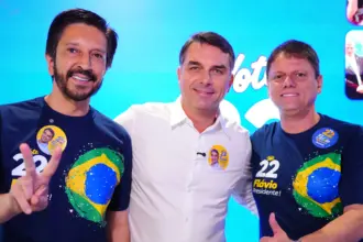Flávio Bolsonaro promove ato em São Paulo para reforçar apoio na reta final do 2º turno 4 flavio tarcisio ricardo nunes avenida paulista e1792093065950