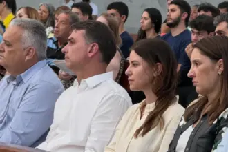 Flávio Bolsonaro participa de missa em Brasília no Dia de Nossa Senhora Aparecida 3 flavio vai a missa da padroeira em brasilia 910x568.jpeg
