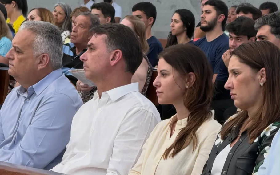 Flávio Bolsonaro participa de missa em Brasília no Dia de Nossa Senhora Aparecida 1 flavio vai a missa da padroeira em brasilia