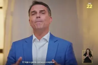 Propaganda de Flávio Bolsonaro teve falhas, mas chegou ao TSE sem problemas, afirmam emissoras 4 flavio campanha tse.jpeg