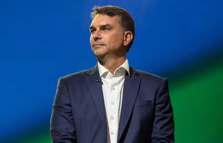 Funcionário admite fraude na filiação de Flávio Bolsonaro ao Partido Missão 1 flavio debate 888x568.jpeg 3