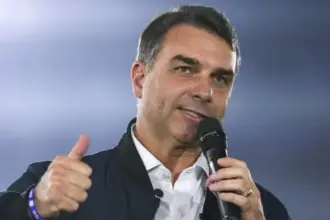 Flávio Bolsonaro lidera com leve vantagem sobre Lula, segundo pesquisa Ipespe 4 flavio ipespe 910x568.jpeg