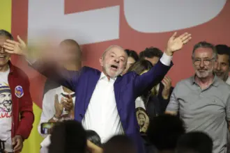 Vitória de Flávio no primeiro turno revela fragilidades de Lula, aponta Financial Times 6 ft.lula