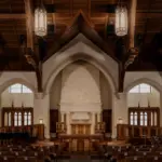 Nova Igreja Presbiteriana em Oklahoma Resgata Arquitetura Clássica 3 goodbye megachurch hello stained glass