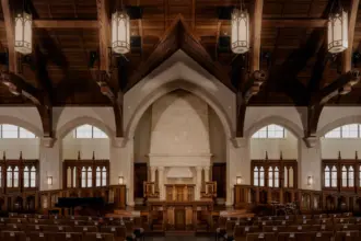 Nova Igreja Presbiteriana em Oklahoma Resgata Arquitetura Clássica 6 goodbye megachurch hello stained glass