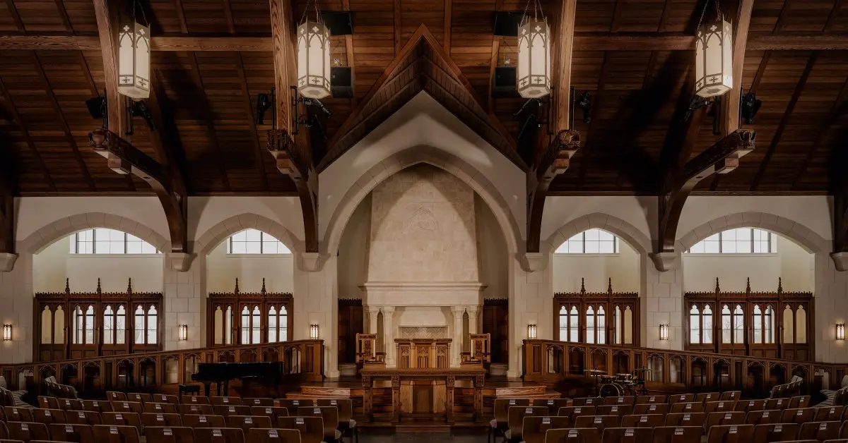 Nova Igreja Presbiteriana em Oklahoma Resgata Arquitetura Clássica 1 goodbye megachurch hello stained glass