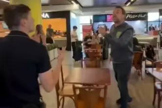 Pavanato e Boulos se enfrentam em aeroporto com ofensas e provocações 7 guilherme boulos lucas pavanato.jpg