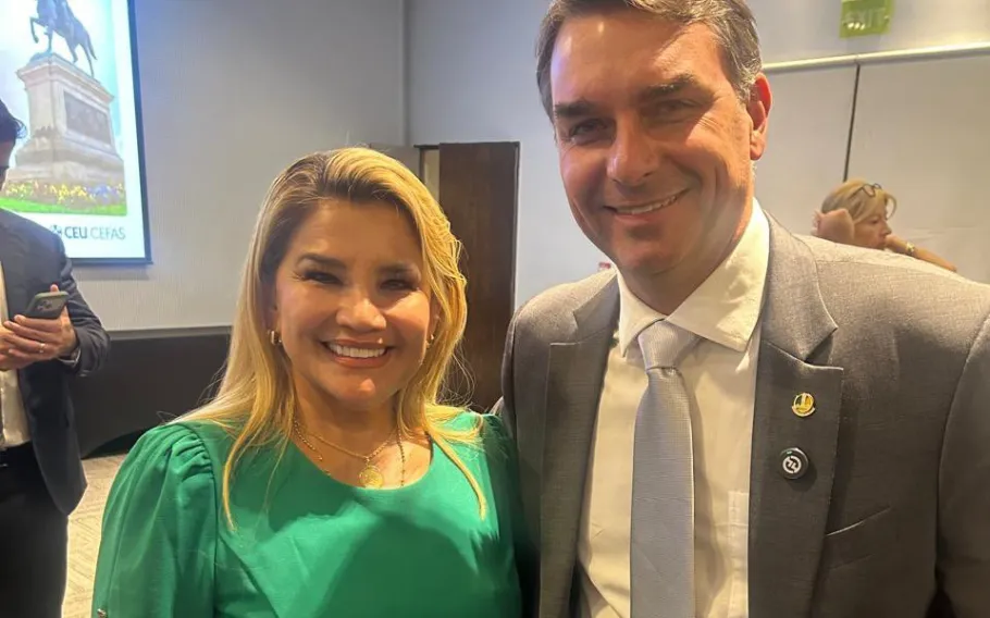 Jeanine Áñez apoia Flávio Bolsonaro em vídeo para as eleições brasileiras 1 htj9fxgw0aavycw 1
