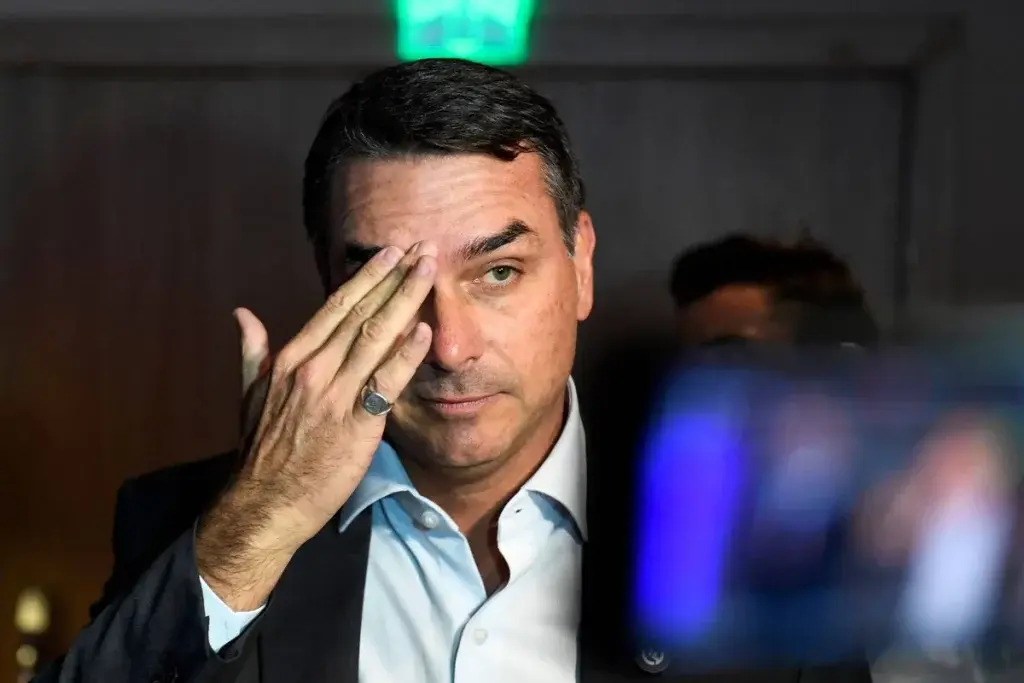 Divisão entre pastores marca saída de Flávio Bolsonaro do Brasil após derrota nas eleições 1 image 33