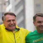 Flávio Bolsonaro promete receber faixa presidencial do pai em 2027 4 jair bolsonaro e flavio bolsonaro facebook flaviobolsonaro.jpg