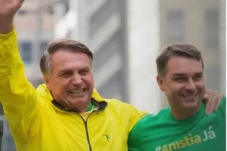 Flávio Bolsonaro promete receber faixa presidencial do pai em 2027 5 jair bolsonaro e flavio bolsonaro facebook flaviobolsonaro.jpg