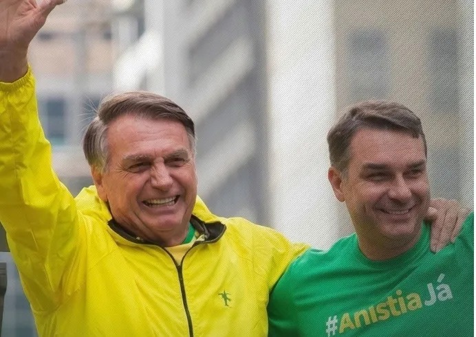 Flávio Bolsonaro promete receber faixa presidencial do pai em 2027 1 jair bolsonaro e flavio bolsonaro facebook flaviobolsonaro.jpg