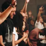Motivos que levam jovens a frequentar igrejas nos EUA são revelados em pesquisa 3 jovens adorando a deus durante culto
