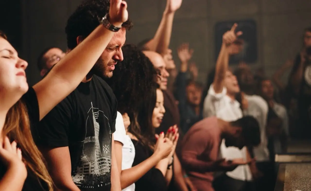 Motivos que levam jovens a frequentar igrejas nos EUA são revelados em pesquisa 1 jovens adorando a deus durante culto