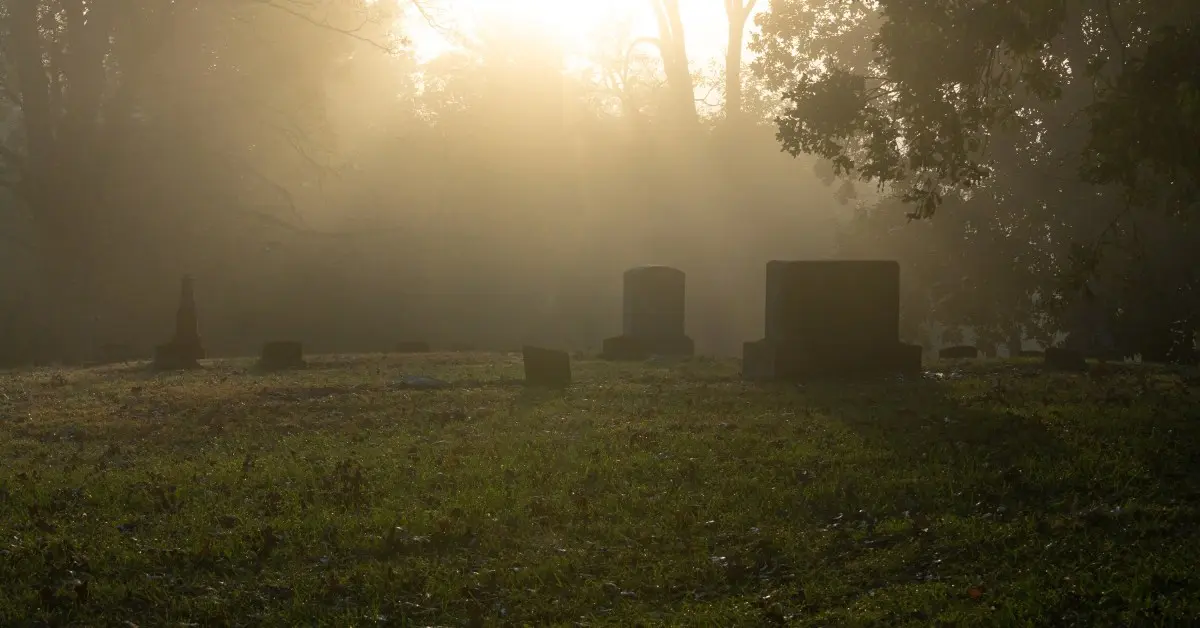 A Relação com os Mortos: Uma Perspectiva Cristã Além do Medo 1 kinship dead doesnt have be spooky