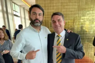 Primo de Flávio Bolsonaro se pronuncia sobre possível saída do senador do Brasil 4 leo indio flavio.jpg