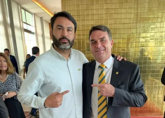 Primo de Flávio Bolsonaro se pronuncia sobre possível saída do senador do Brasil 1 leo indio flavio.jpg
