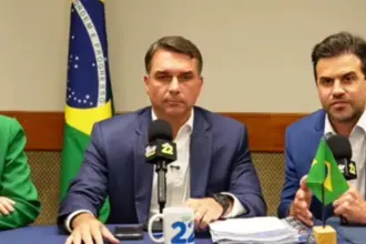 Flávio Bolsonaro acusa Lula de censura após cancelamento de debate na Globo 8 live Flavio