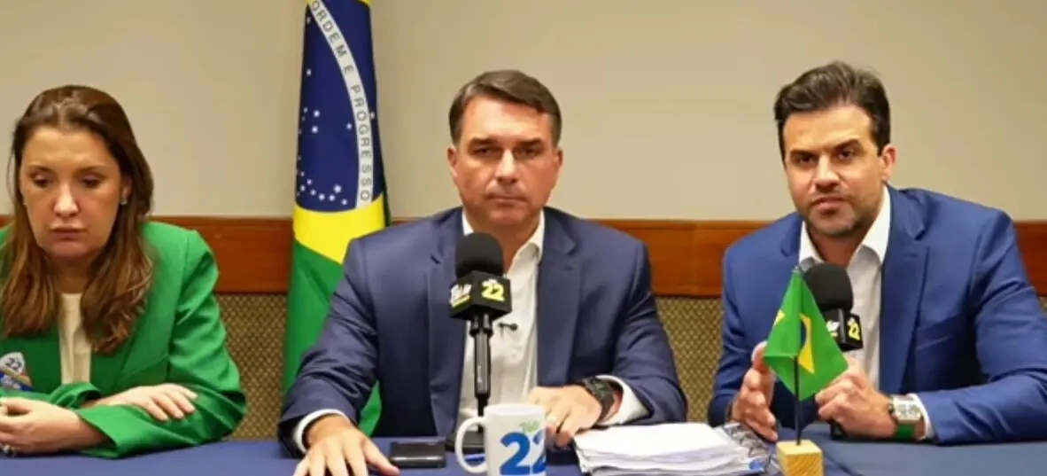 Flávio Bolsonaro acusa Lula de censura após cancelamento de debate na Globo 1 live Flavio