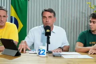 Flávio Bolsonaro critica mudança do PT sobre maioridade penal e sugere eleições frequentes 6 live flavio bolsonaro 910x568.jpg
