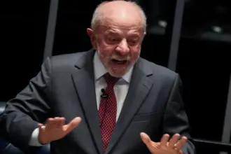 Lula estuda indicar mulher para o Ministério da Defesa após saída de Mucio 5 lula 2 910x568.jpg