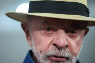 Lula propõe limitar emissão de cartões de crédito a um por pessoa 3 lula 8 910x568.jpg