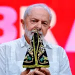 Falsas informações sobre Nossa Senhora Aparecida influenciam eleições no Brasil 3 lula aparecida palanque 910x568.jpg